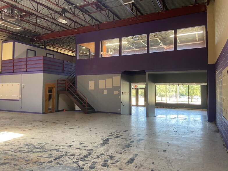 More Photos Of 3560-3570 Western Ave, Highland Park Freestanding For Lease