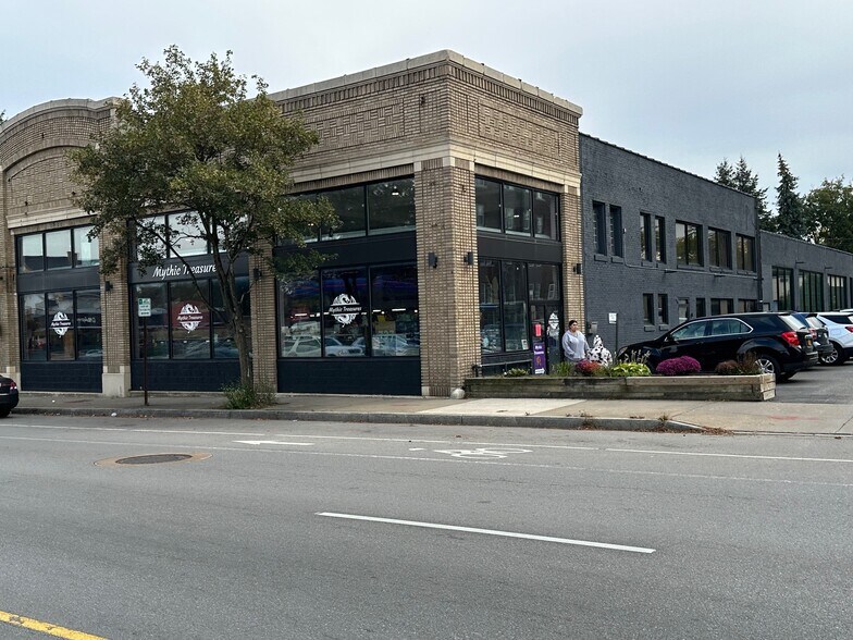 More Photos Of 727 E Main St, Rochester Restaurant For Lease