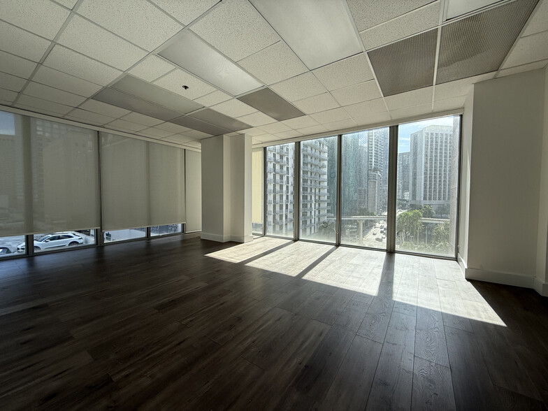 Primary Photo Of 150 SE 2nd Ave, Miami Office Residential For Lease