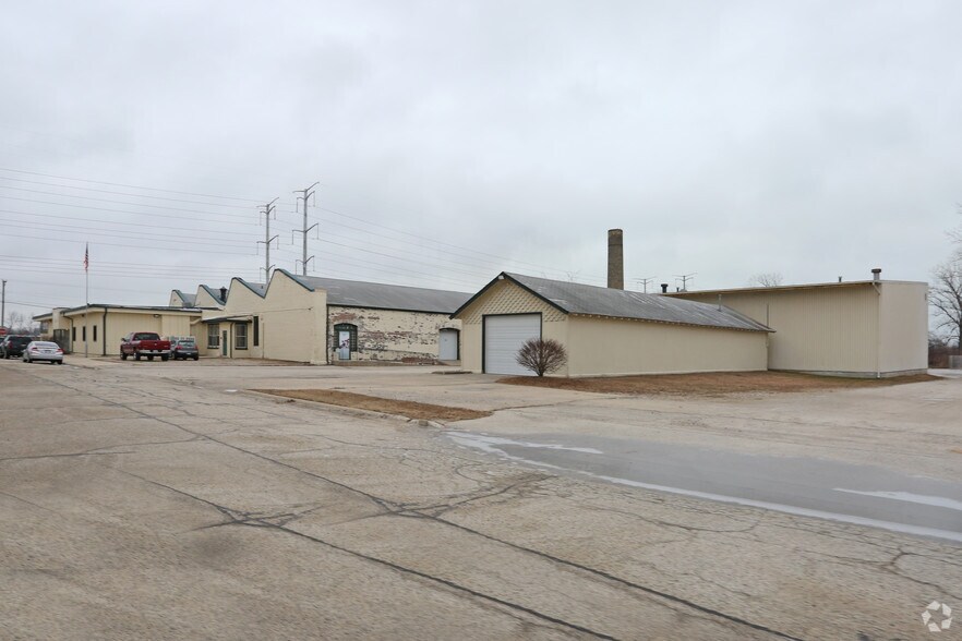 More Photos Of 2501-2503 Deborah Ave, Zion Manufacturing For Lease