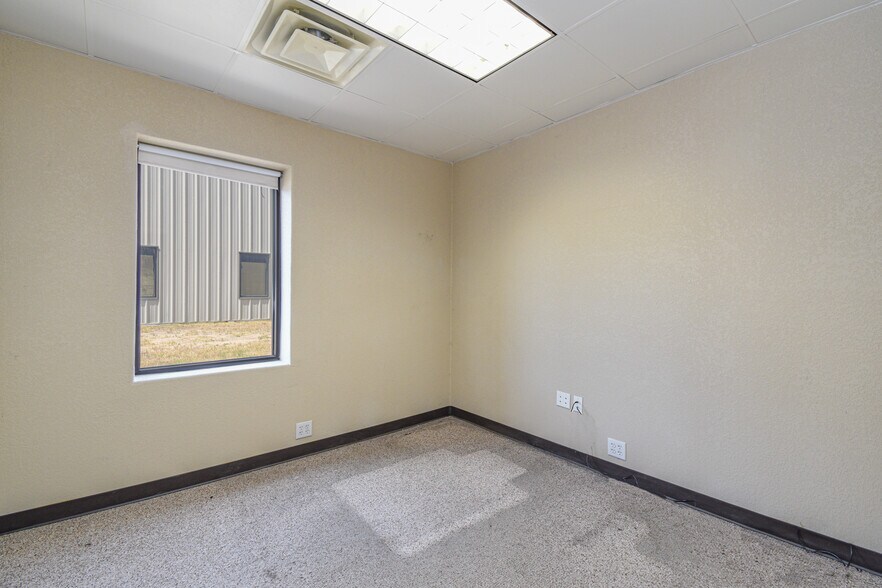 More Photos Of 315 Industrial Park Blvd, Willis Light Manufacturing For Sale