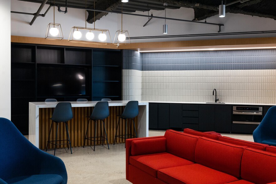 More Photos Of 1577 Spring Hill Rd, Vienna Office For Lease