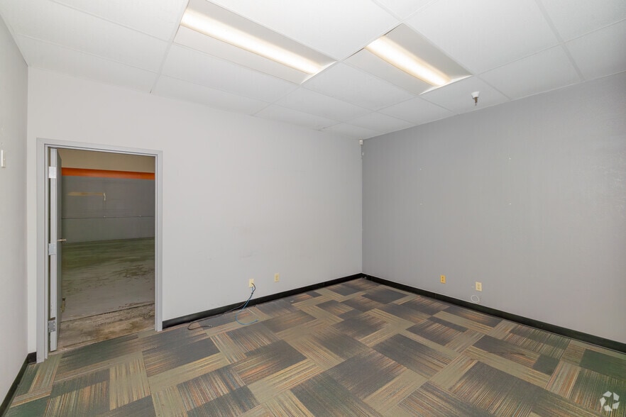 More Photos Of 7307 Roseville Rd, Sacramento Unknown For Lease