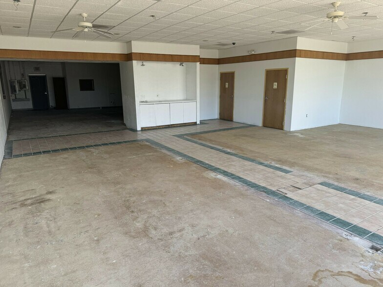 More Photos Of 37531-37605 Harper Rd, Clinton Township Storefront For Lease