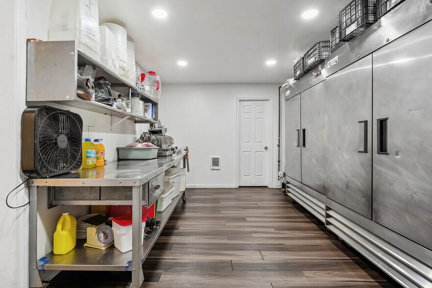 More Photos Of 900 Oak St, Pittston Showroom For Sale