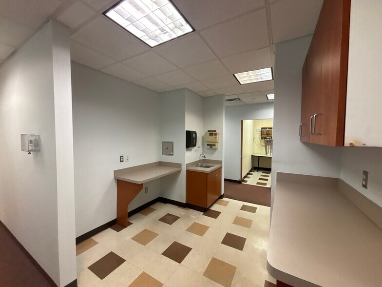 More Photos Of 2521-2537 Cowan Blvd, Fredericksburg Office For Sale