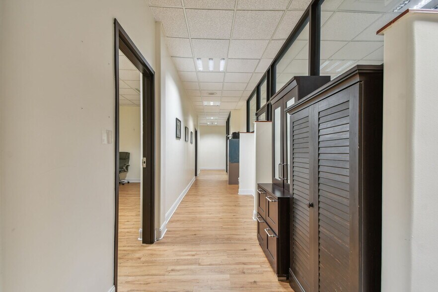 More Photos Of 10901 Danka Cir N, Saint Petersburg Office For Sale