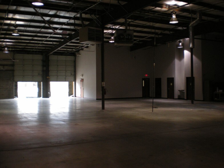 More Photos Of 11600-11630 W 85th St, Lenexa Warehouse For Sale
