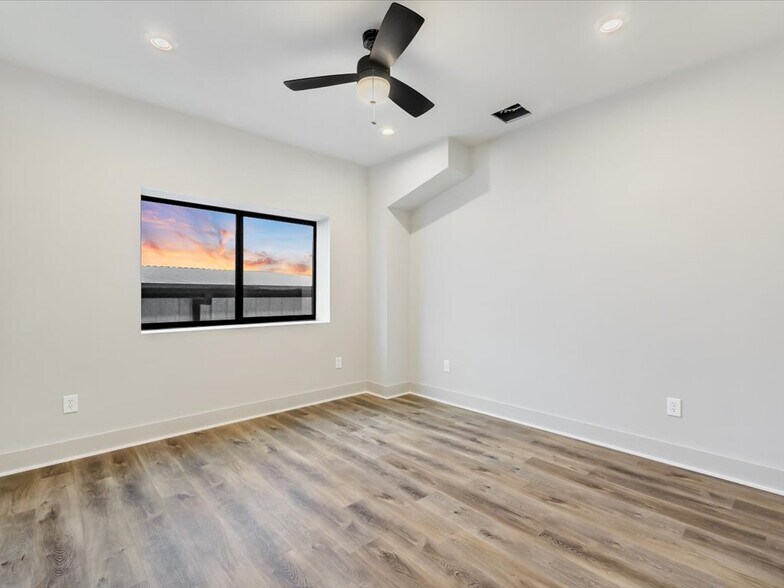 More Photos Of 15210 Fitzhugh Rd, Austin Light Distribution For Lease