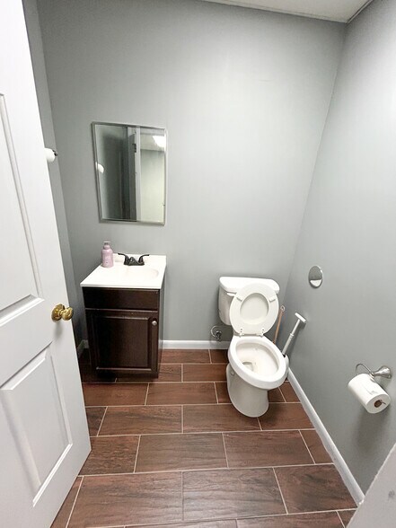 More Photos Of 2651 Cameron St, Mobile Office Residential For Lease