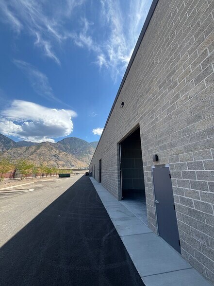 More Photos Of 633 E Lakeview Pky, Provo Industrial For Lease