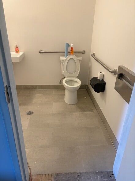 More Photos Of 2799 24th St, San Francisco Storefront For Lease