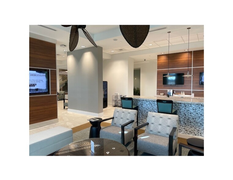 More Photos Of 2006 Mainsail, Naples Airplane Hangar For Lease