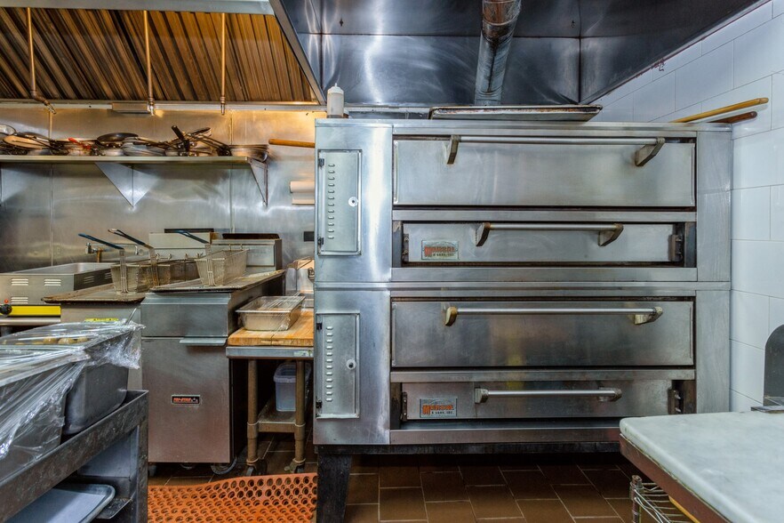 More Photos Of 17801-17805 Union Tpke, Fresh Meadows Storefront For Lease