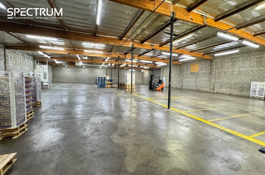 More Photos Of 7727-7729 Burnet Ave, Van Nuys Warehouse For Lease