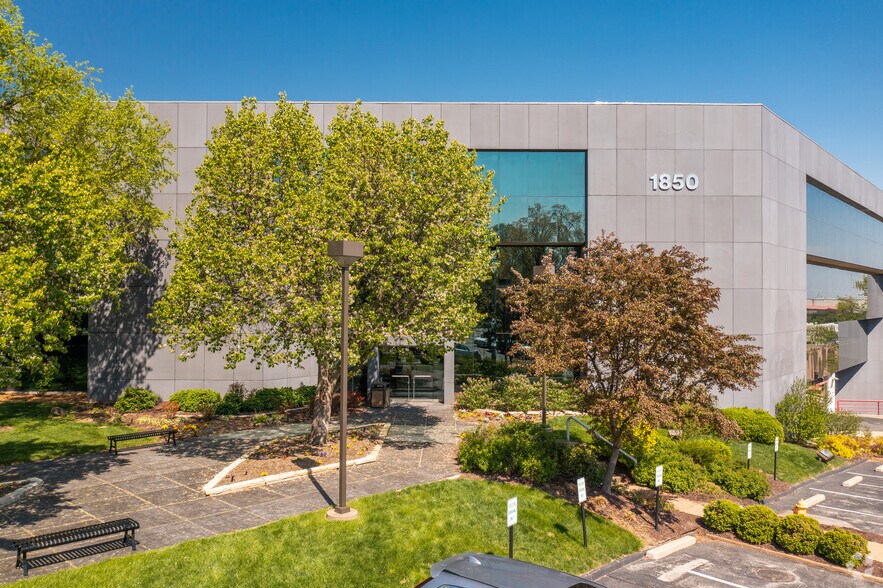 More Photos Of 1850 Craigshire Rd, Saint Louis Office For Lease