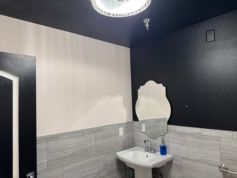 More Photos Of 6446 N Durango Dr, Las Vegas Freestanding For Lease