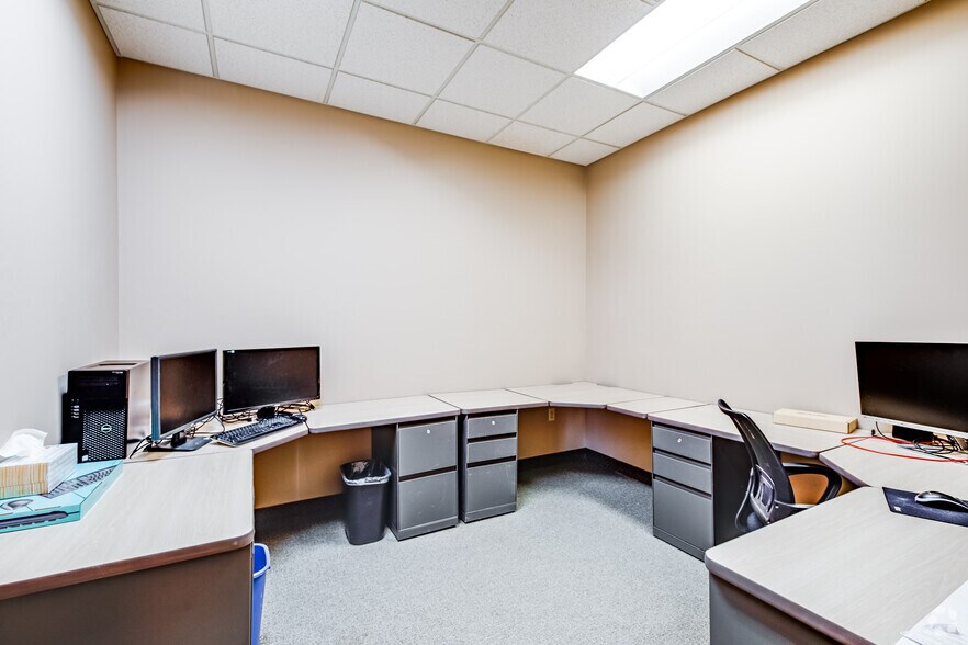 More Photos Of 3276 Fanum Rd, Vadnais Heights Service For Lease