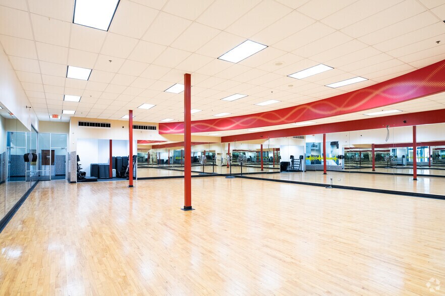 More Photos Of 12400 N Interstate 35, Austin Veterinarian Kennel For Sale