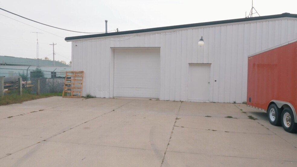 More Photos Of 101 9th St, Charles City General Retail For Sale