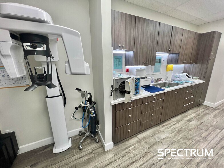 More Photos Of 23206 Lyons Ave, Santa Clarita Medical For Sale
