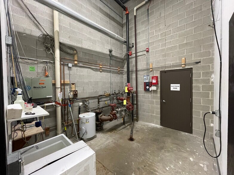 More Photos Of 8120 River Dr, Morton Grove Warehouse For Lease