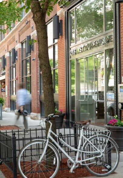 More Photos Of 213 W institute Pl, Chicago Loft Creative Space For Lease
