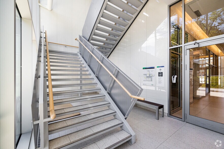 More Photos Of 2615-2865 Ave Van Horne, Montréal Unknown For Lease