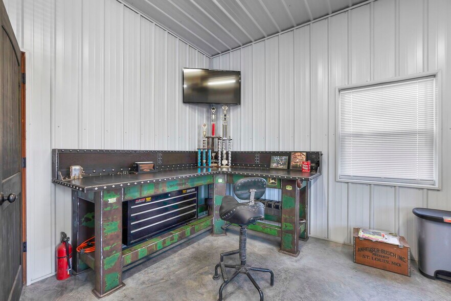 More Photos Of 2948 State Highway V, Matthews Light Manufacturing For Sale