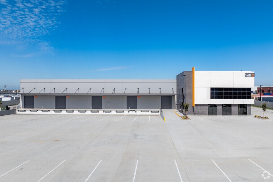 More Photos Of 14527 San Pedro St, Gardena Warehouse For Lease