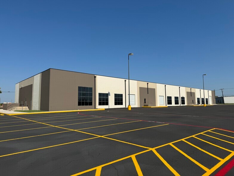 More Photos Of 902 N Twin Creek Dr, Killeen Warehouse For Lease