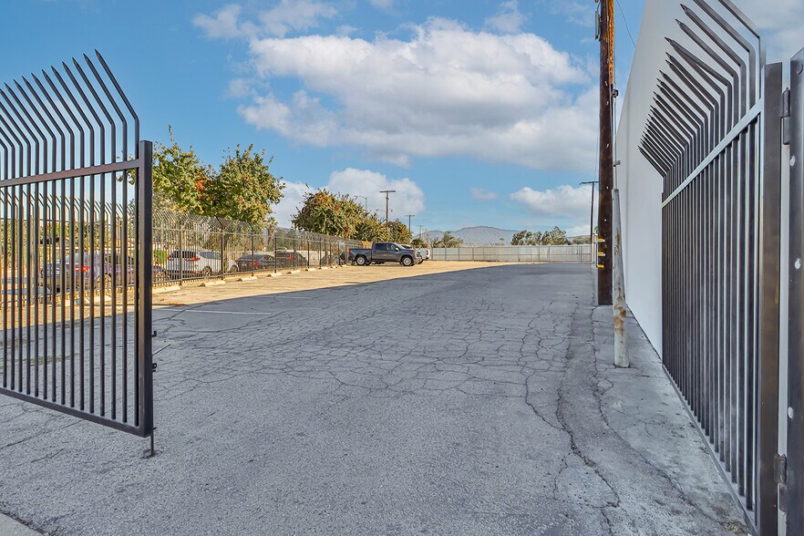 More Photos Of 7414 Bellaire Ave, North Hollywood Warehouse For Lease
