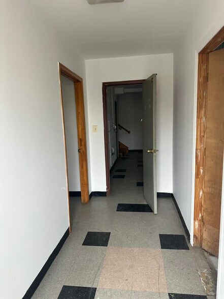 More Photos Of 180 Sargeant Ave, Clifton Warehouse For Lease