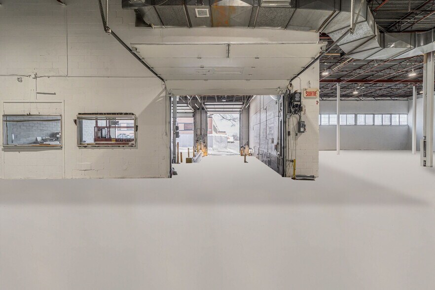 More Photos Of 5655 Rue de Marseille, Montréal Light Distribution For Lease