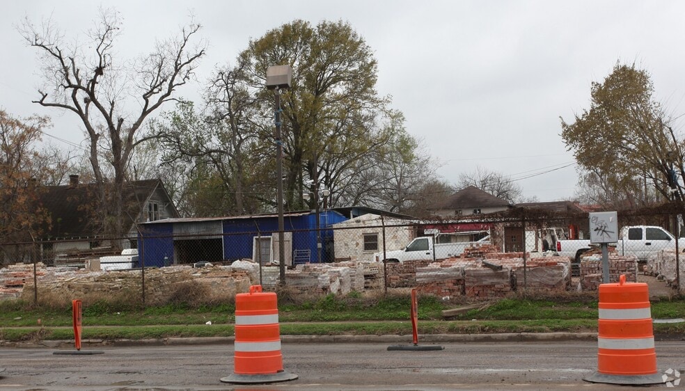 More Photos Of 2009 N Main St, Houston Land For Sale