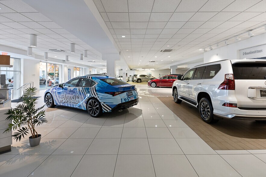 More Photos Of 627 11th Ave, New York Auto Dealership For Lease