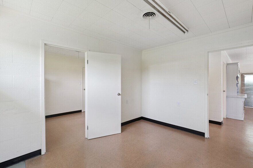 More Photos Of 560 Saint John St, Bay Saint Louis Office For Sale