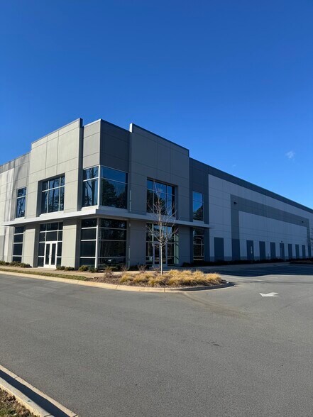 More Photos Of 13359 Reese Blvd, Huntersville Distribution For Lease
