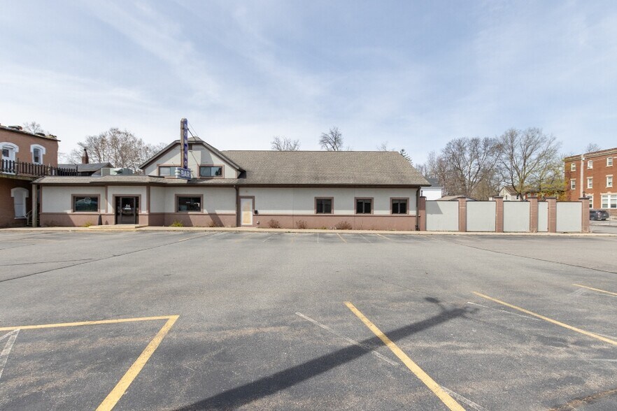 More Photos Of 740 Washington St, Wausau Bar For Sale