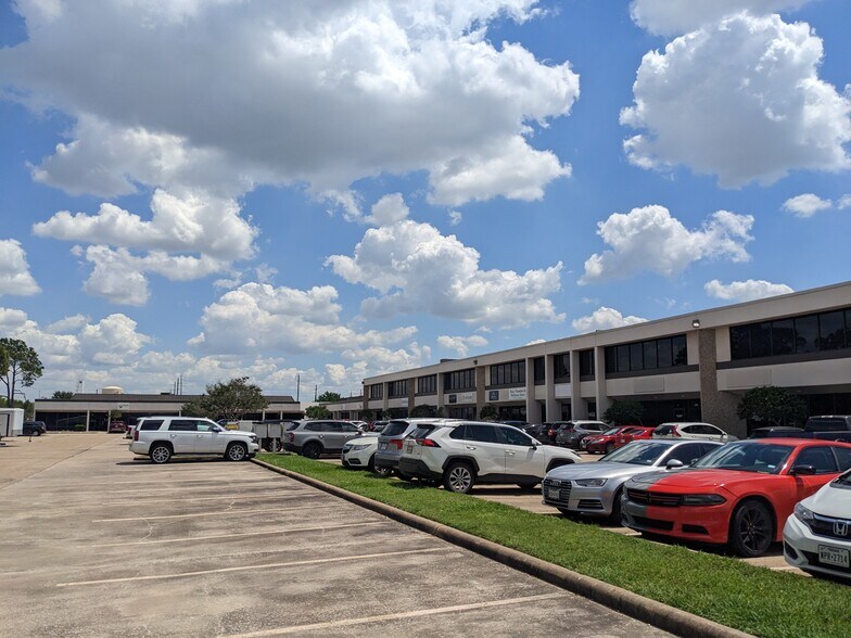 More Photos Of 3727 Greenbriar Dr, Stafford Light Distribution For Lease