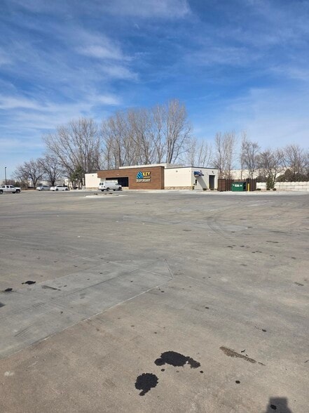 More Photos Of 6820 E Front St, Kansas City Freestanding For Lease