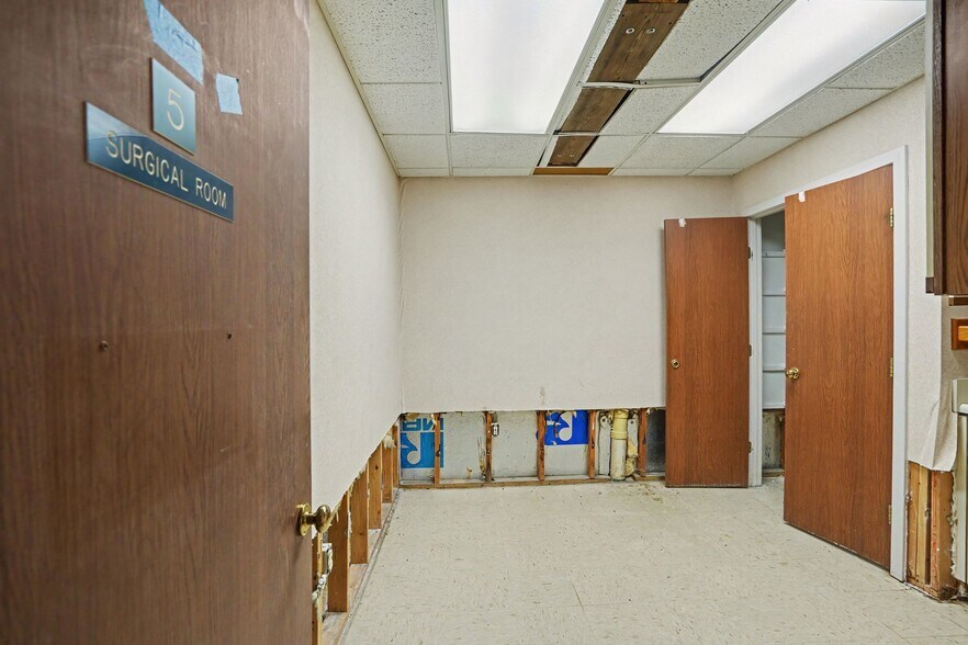 More Photos Of 13010 White Ave, Grandview Office For Lease