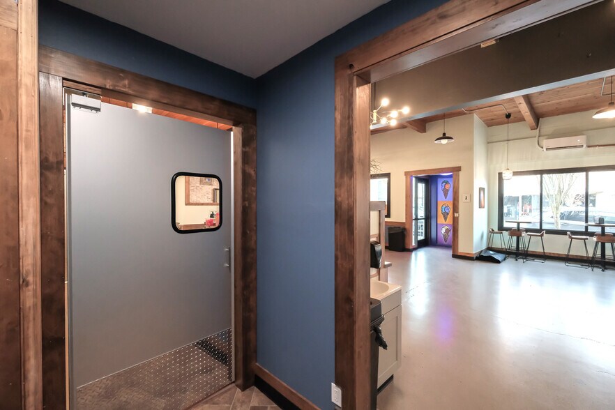 More Photos Of 220 2nd Ave SW, Albany Restaurant For Sale