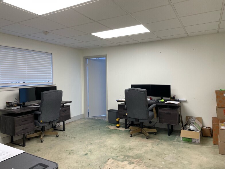 More Photos Of 2118 Mannix Dr, San Antonio Showroom For Sale