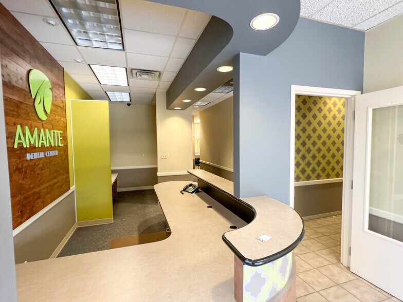 More Photos Of 181-185 N Barrington Rd, Schaumburg Storefront For Lease