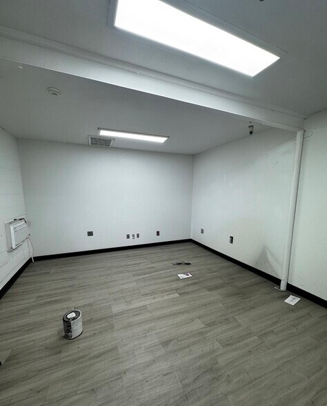 More Photos Of 910 S Hohokam Dr, Tempe Warehouse For Lease