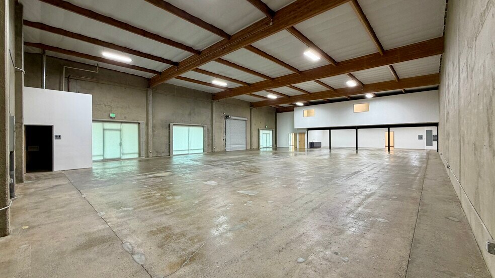 Primary Photo Of 18320-18330 Oxnard St, Tarzana Unknown For Lease