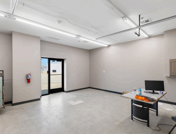 More Photos Of 1700-1716 Shady Oaks Dr, Denton Warehouse For Lease