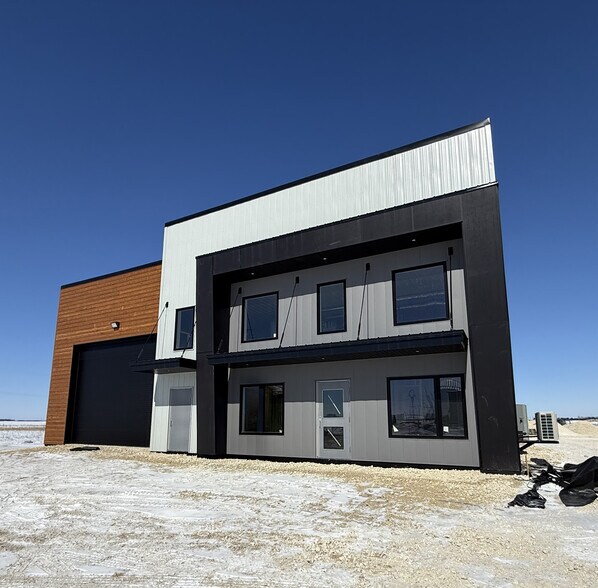 More Photos Of 34 Gold Sun Dr, Winnipeg Industrial For Lease