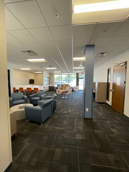 More Photos Of 3-17 Farrs Bridge Rd, Greenville General Retail For Lease